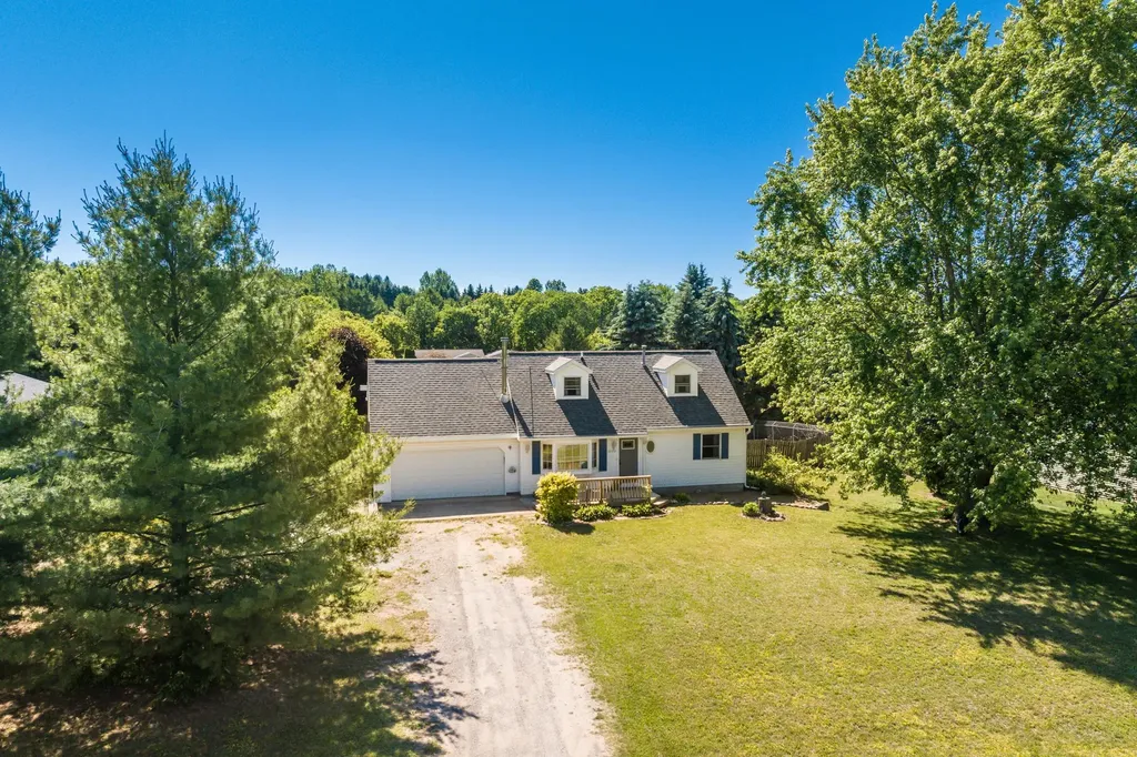 10530 S Walnut Drive Elmwood Charter Township MI 49684