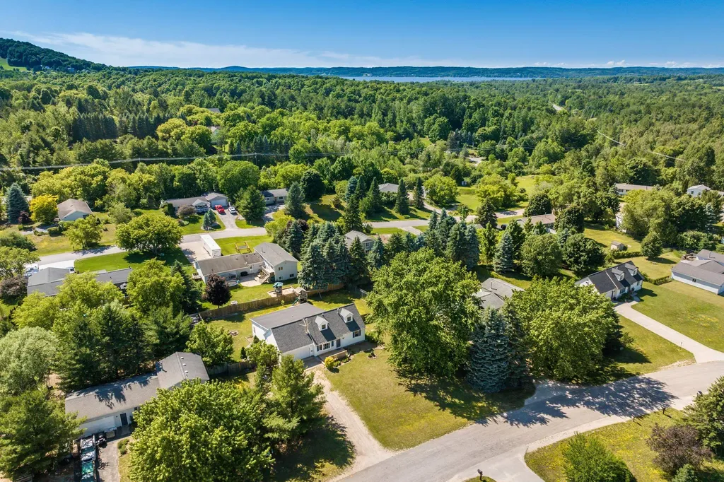 10530 S Walnut Drive Elmwood Charter Township MI 49684
