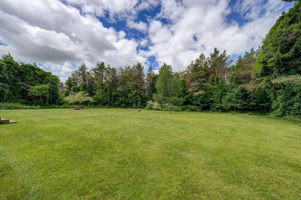 6151 Smith Road Rapid River Township MI 49676