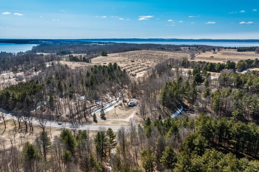 11153 Center Road Peninsula Township MI 49686