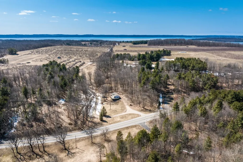 11153 Center Road Peninsula Township MI 49686