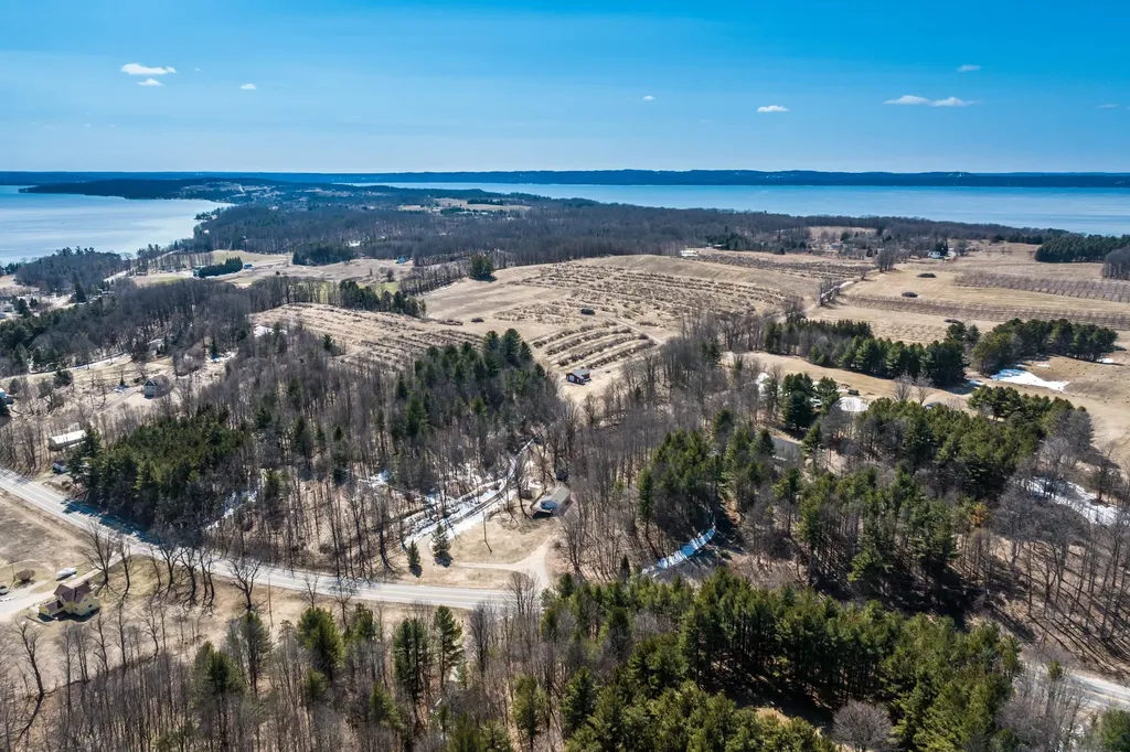 11153 Center Road Peninsula Township MI 49686