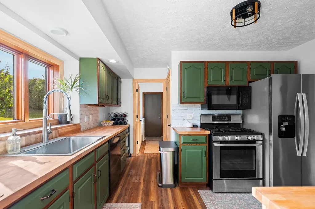 13572 S High Point Drive Elmwood Charter Township MI 49684