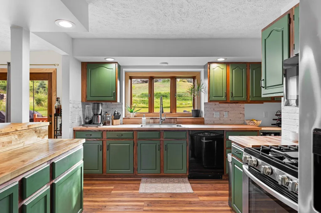 13572 S High Point Drive Elmwood Charter Township MI 49684