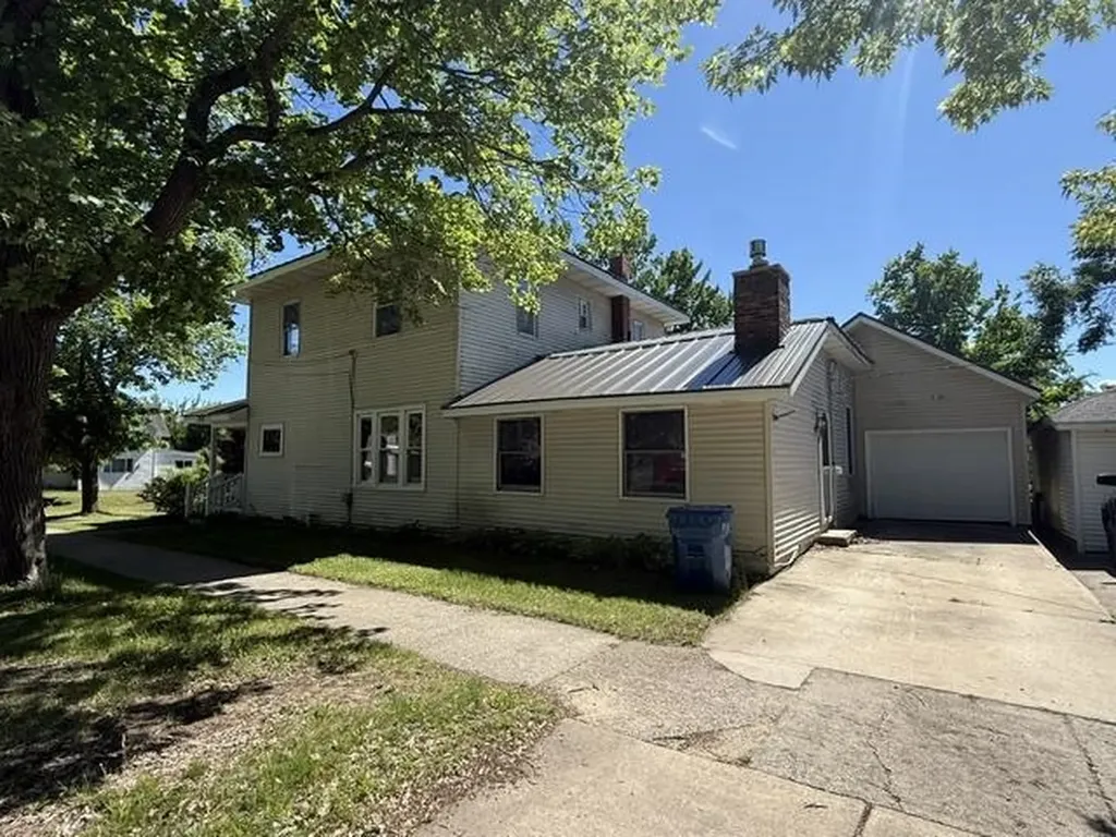 319 E Nelson Street Cadillac City MI 49601