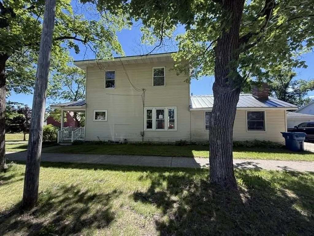 319 E Nelson Street Cadillac City MI 49601