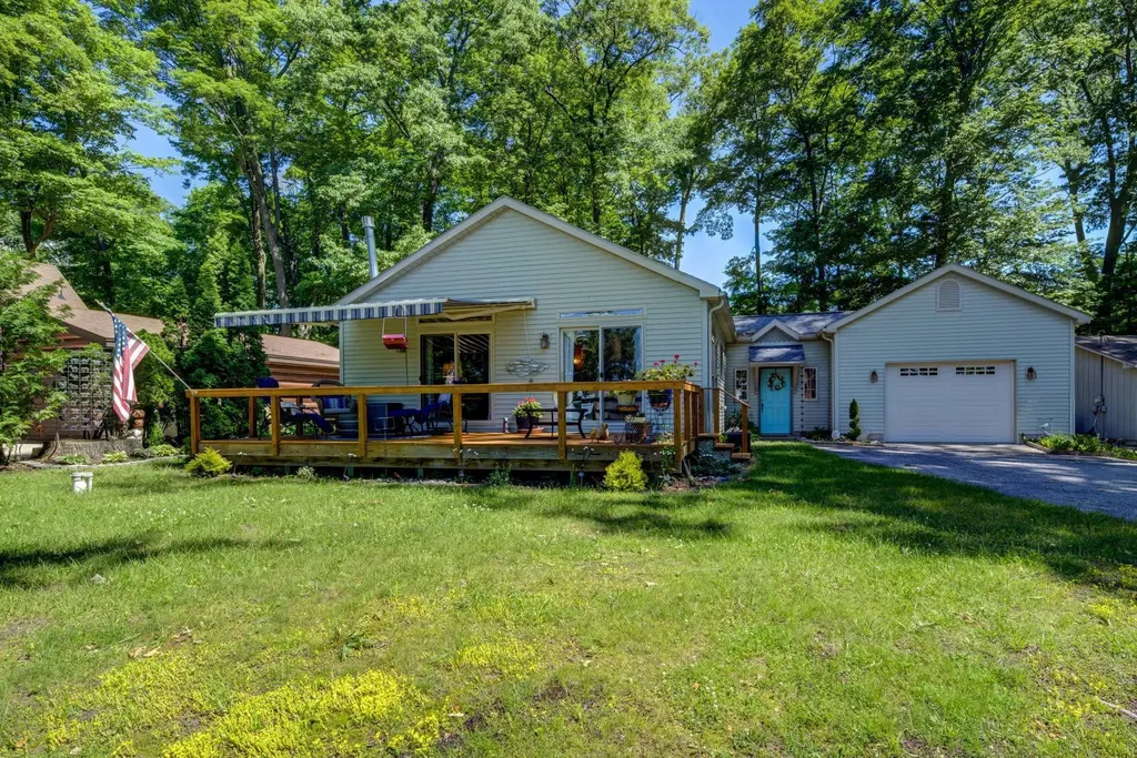 4125 Peninsular Shores Drive Green Lake Township MI 49637