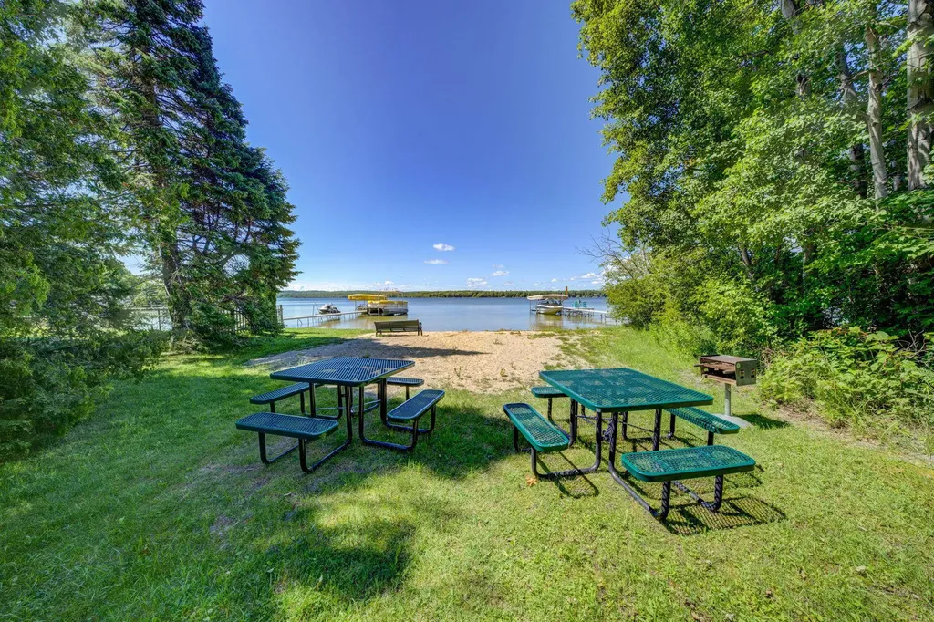 4125 Peninsular Shores Drive Green Lake Township MI 49637