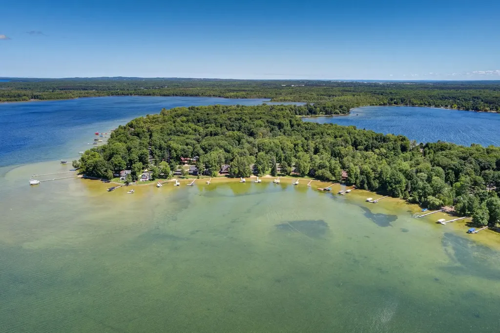 4125 Peninsular Shores Drive Green Lake Township MI 49637