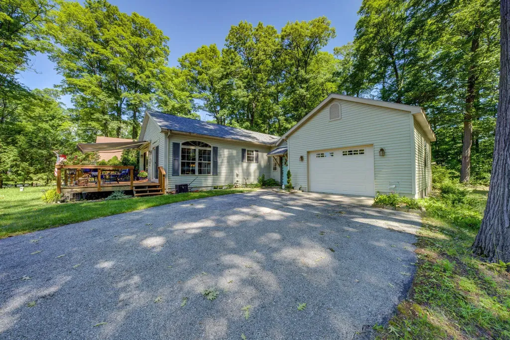 4125 Peninsular Shores Drive Green Lake Township MI 49637