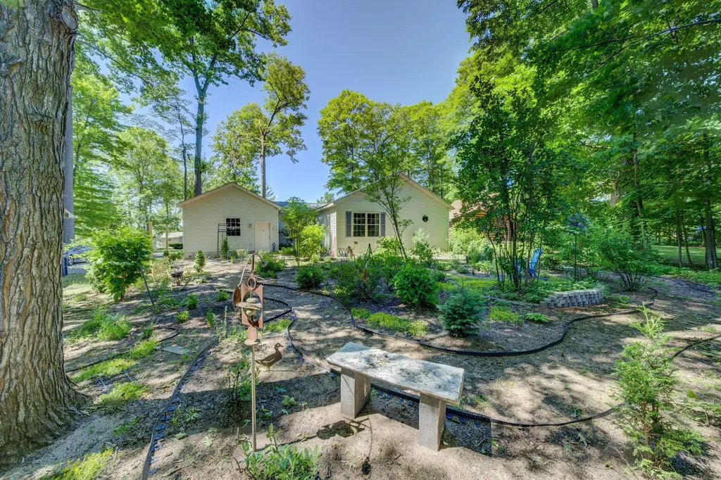 4125 Peninsular Shores Drive Green Lake Township MI 49637