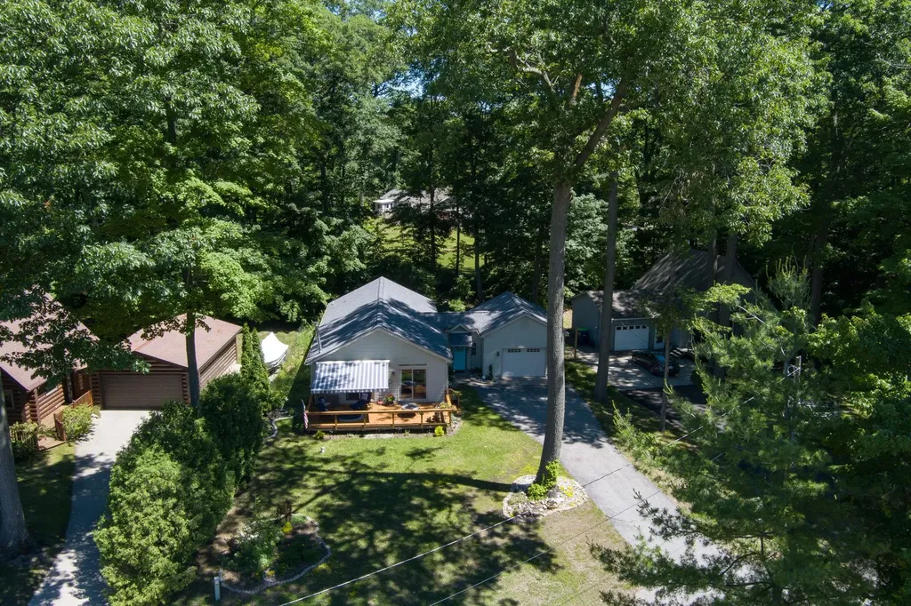 4125 Peninsular Shores Drive Green Lake Township MI 49637
