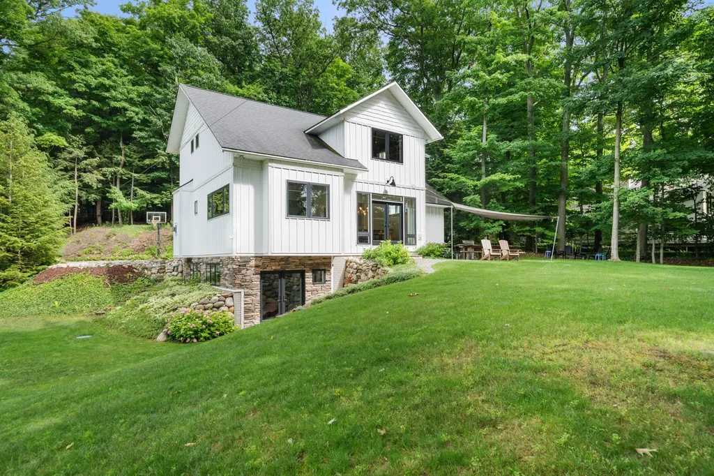 555 Graystone Road Peninsula Township MI 49686