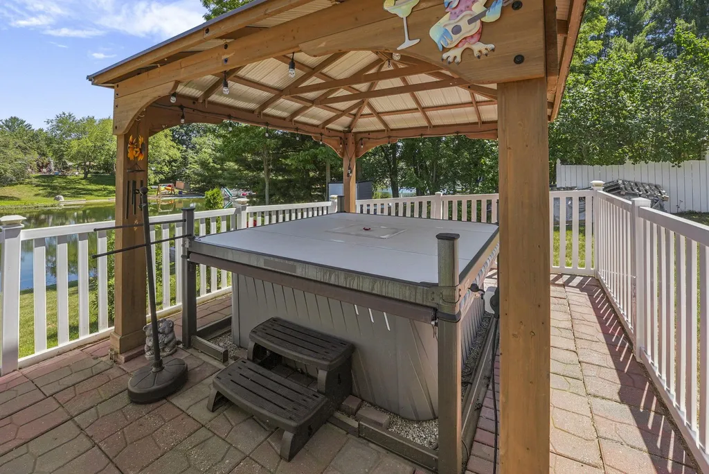 588 Gitchegumee Drive Hanover Township MI 49620
