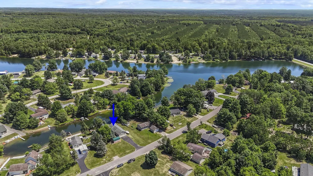 588 Gitchegumee Drive Hanover Township MI 49620