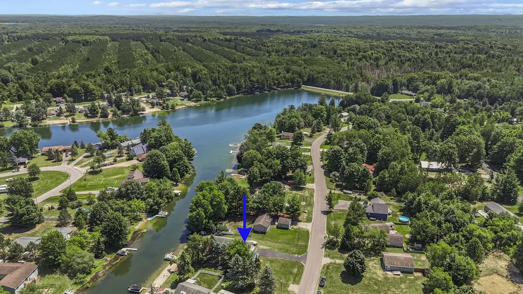 588 Gitchegumee Drive Hanover Township MI 49620