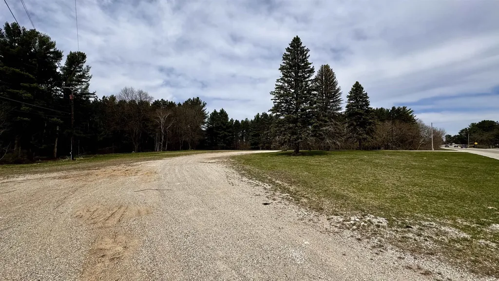 8072 S Mackinaw Trail Clam Lake Township MI 49601