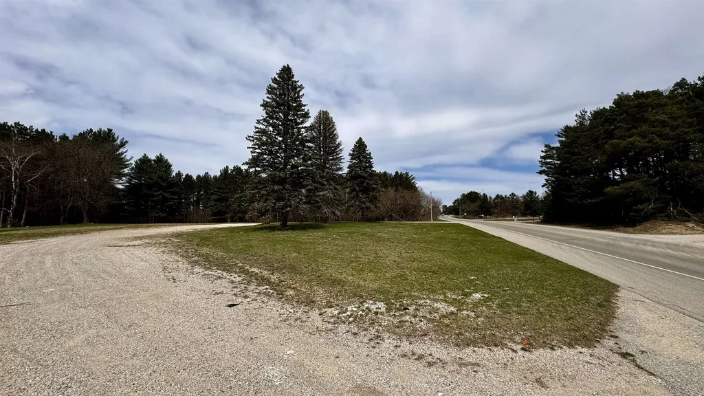8072 S Mackinaw Trail Clam Lake Township MI 49601