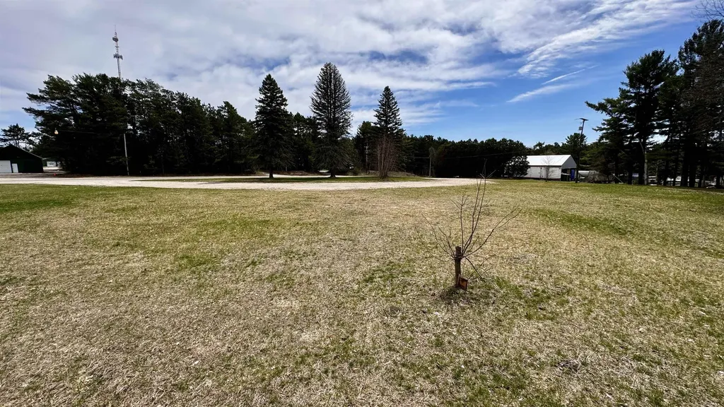 8072 S Mackinaw Trail Clam Lake Township MI 49601