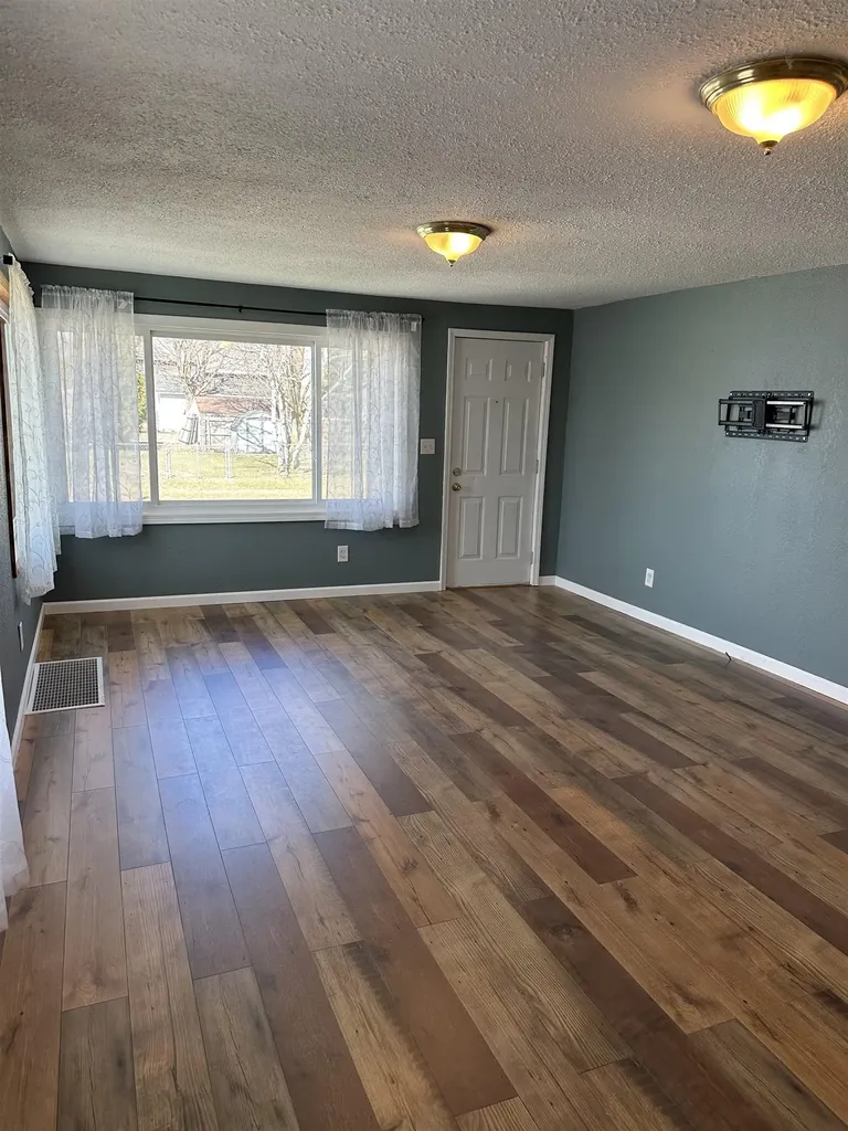413 W 4th Street Pinconning Township MI 48650