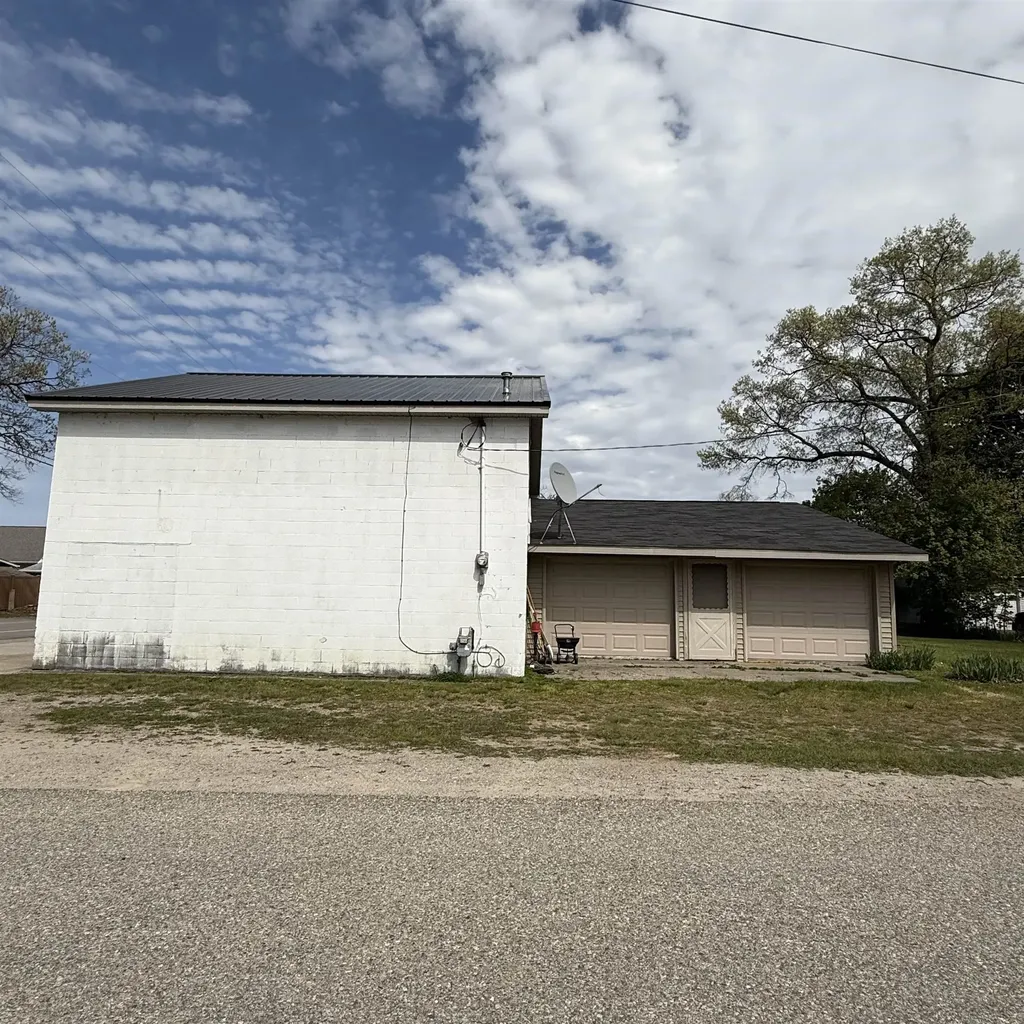 3953 Saginaw Grant Township MI 48748