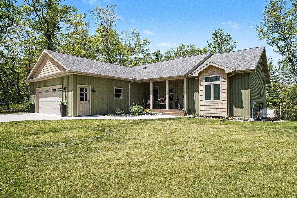 1735 Iroquois Trail Grant Township MI 48748