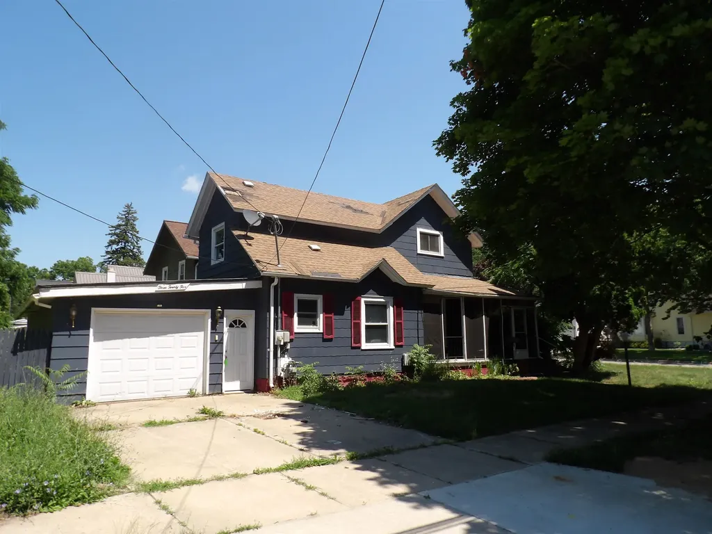 325 Walnut Alma City MI 48801