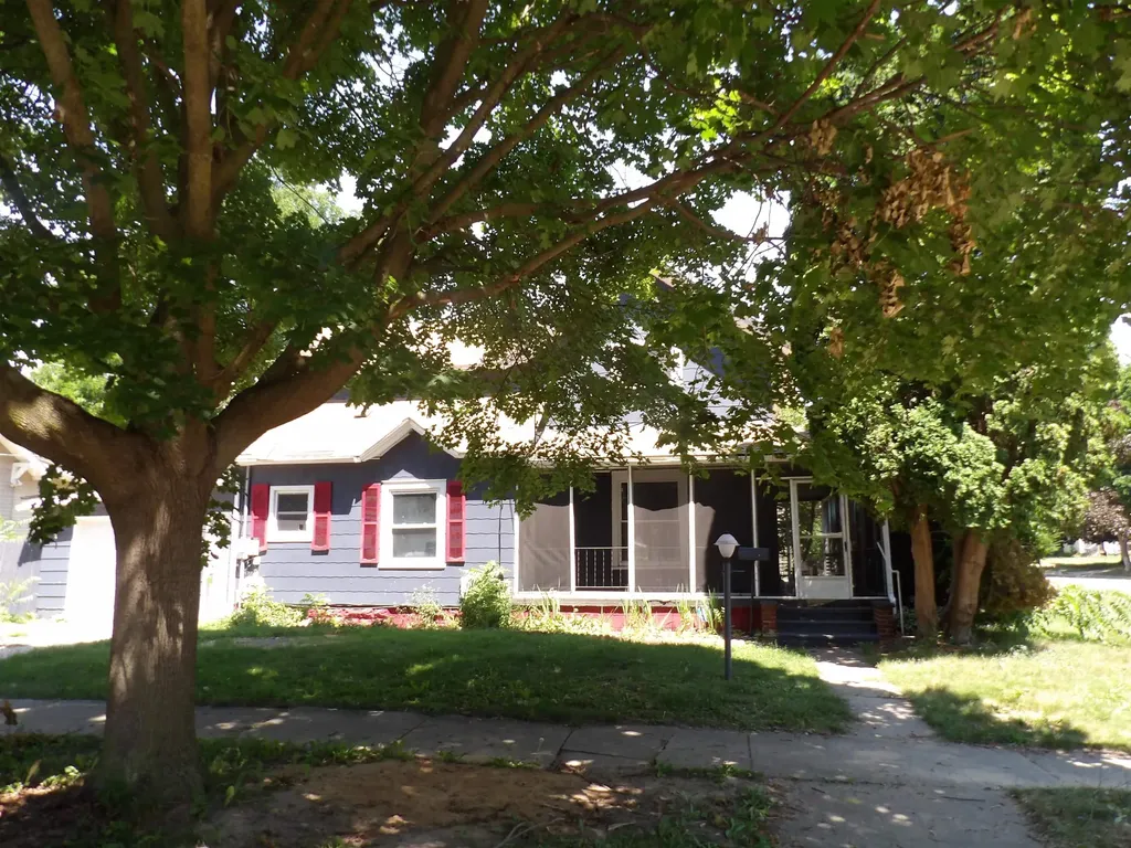 325 Walnut Alma City MI 48801
