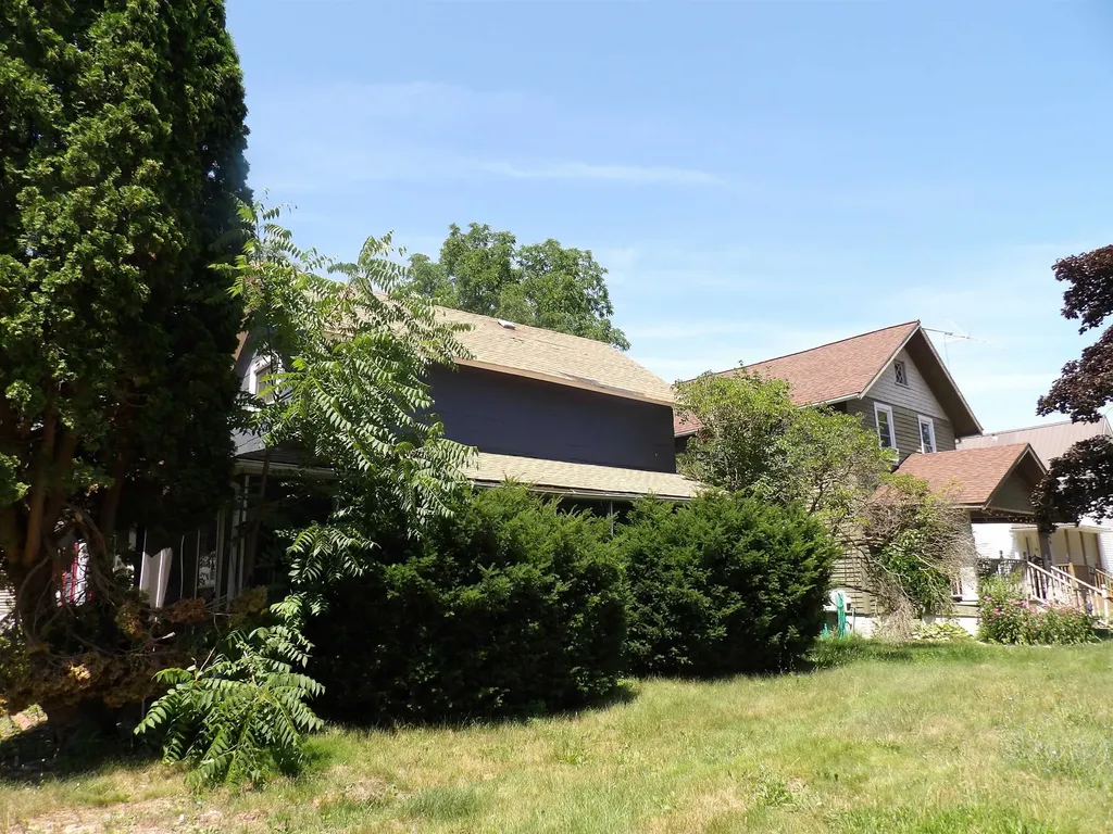 325 Walnut Alma City MI 48801