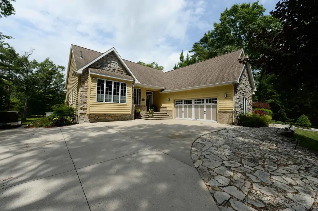 7021 Lakewood Drive Oscoda Charter Township MI 48750