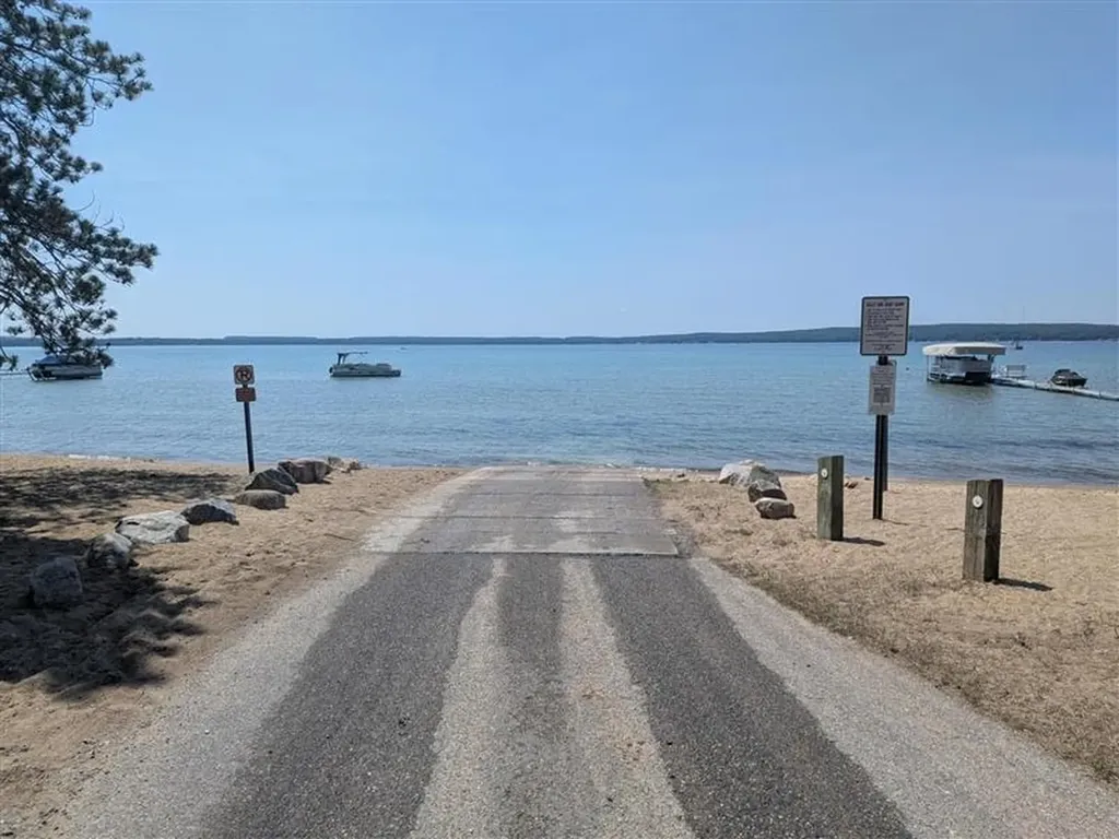 4019 E Higgins Lake Drive Roscommon Township MI 48653