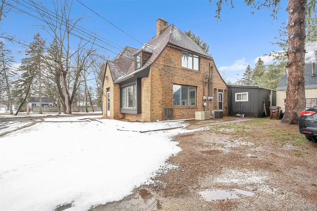 2359 E Grand River Road Williamstown Township MI 48895