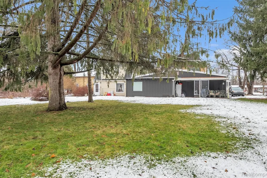2359 E Grand River Road Williamstown Township MI 48895