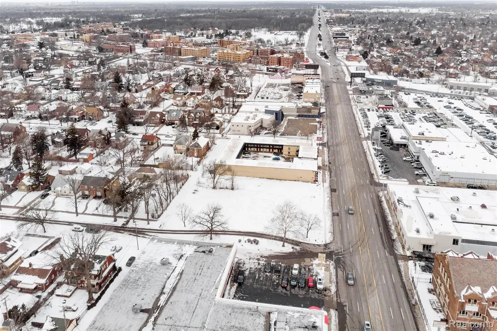 16329 Woodward 10 Eason Highland Park City MI 48203