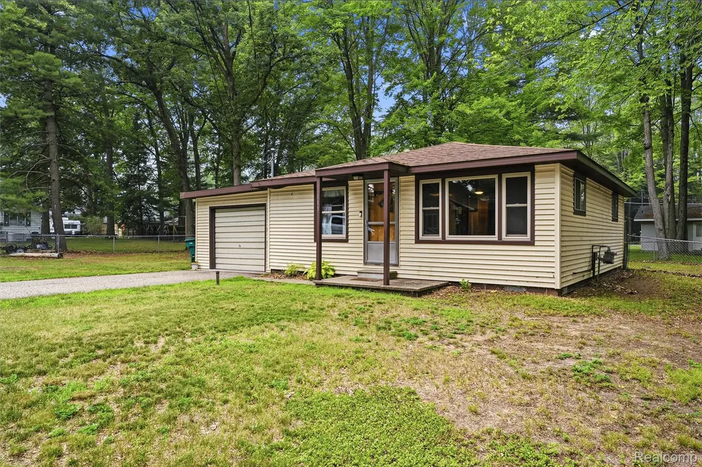 113 Birchwood Avenue Denton Township MI 48651