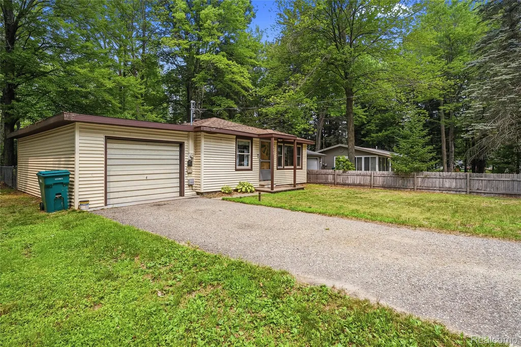 113 Birchwood Avenue Denton Township MI 48651
