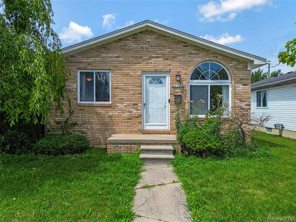 17245 Martin Road Roseville City MI 48066