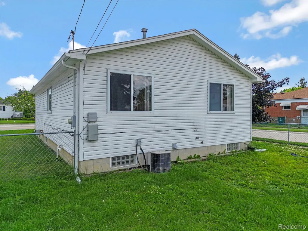 17245 Martin Road Roseville City MI 48066