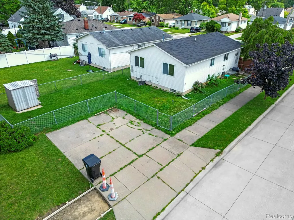 17245 Martin Road Roseville City MI 48066