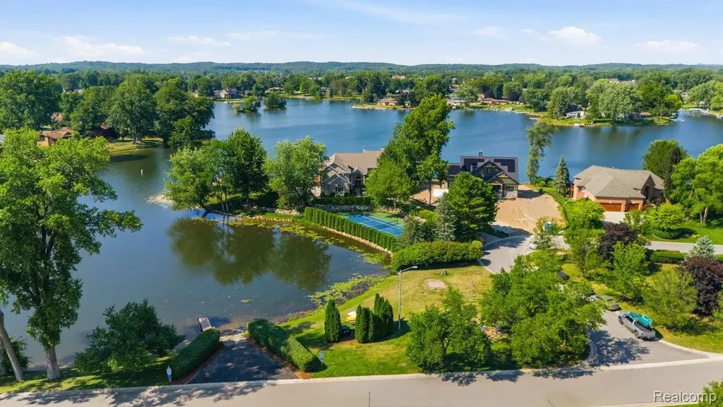 9669 Steephollow Drive White Lake Charter Township MI 48386