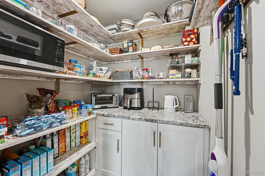 12485 Lutz Avenue Warren City MI 48093