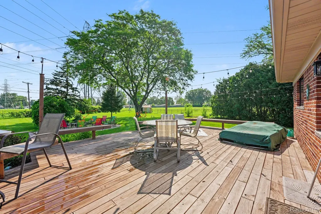 12485 Lutz Avenue Warren City MI 48093