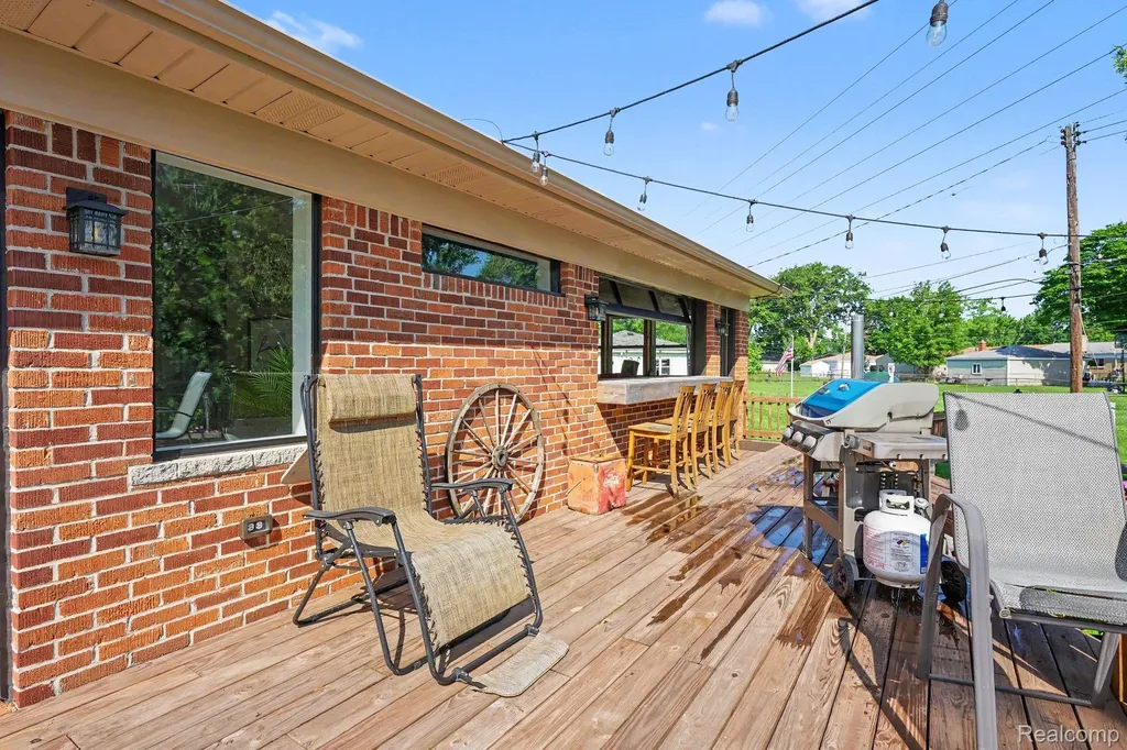 12485 Lutz Avenue Warren City MI 48093