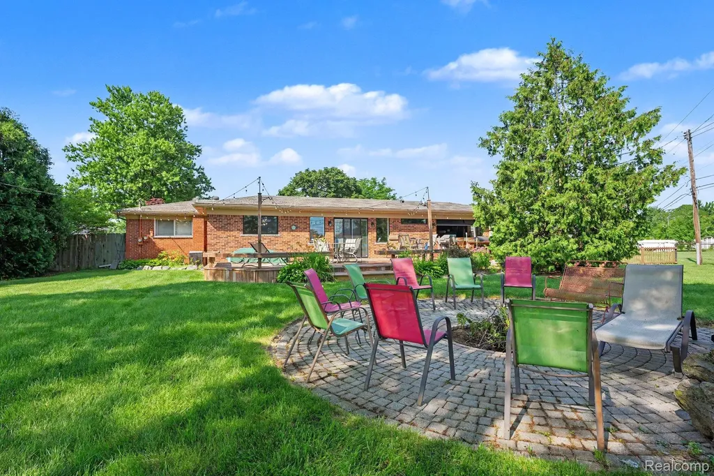 12485 Lutz Avenue Warren City MI 48093
