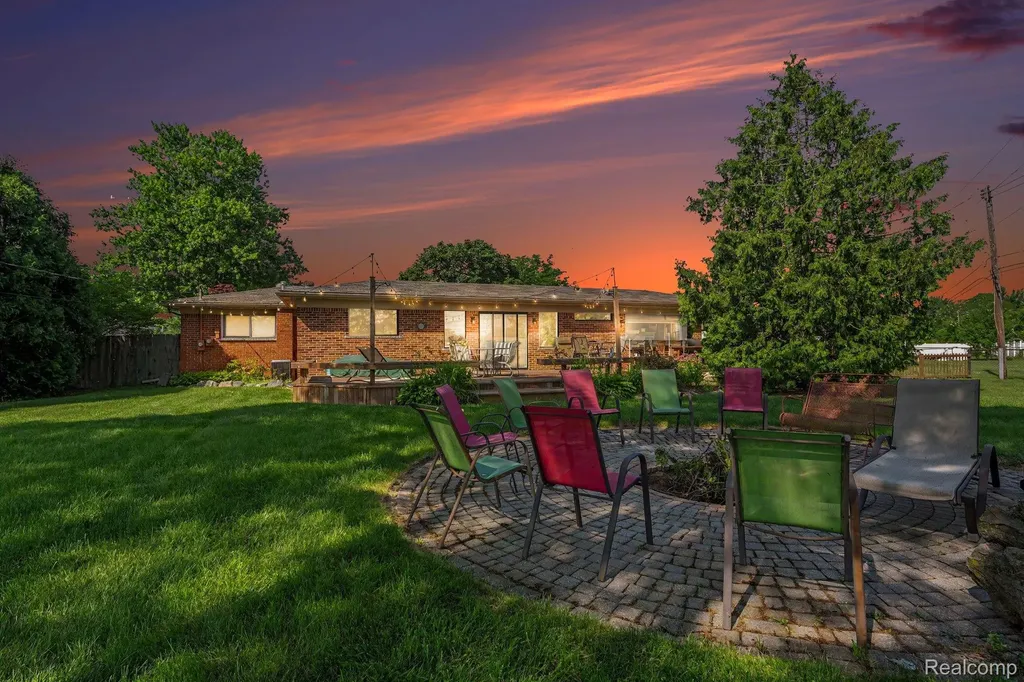 12485 Lutz Avenue Warren City MI 48093