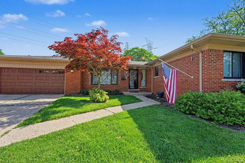12485 Lutz Avenue Warren City MI 48093