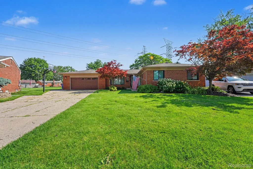 12485 Lutz Avenue Warren City MI 48093