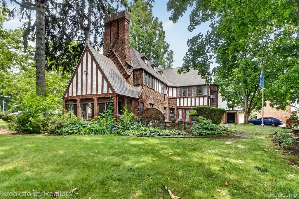 1735 Lincolnshire Drive Detroit City MI 48203