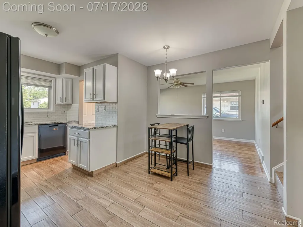 31707 Sweetbriar Rockwood City MI 48173