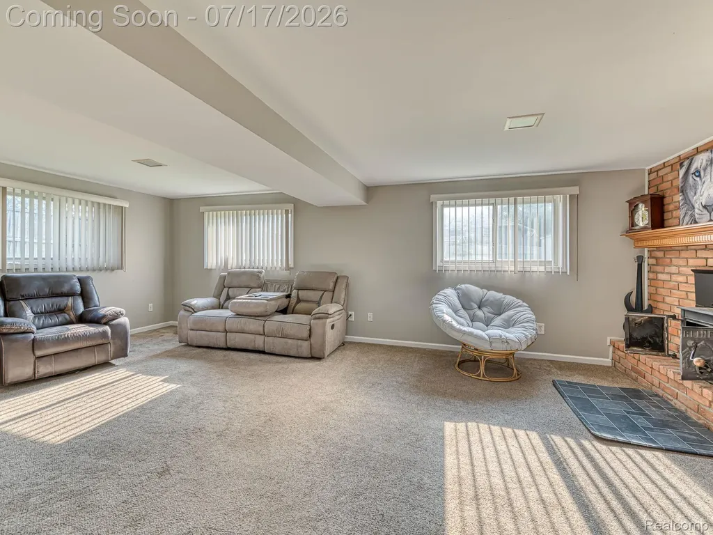 31707 Sweetbriar Rockwood City MI 48173